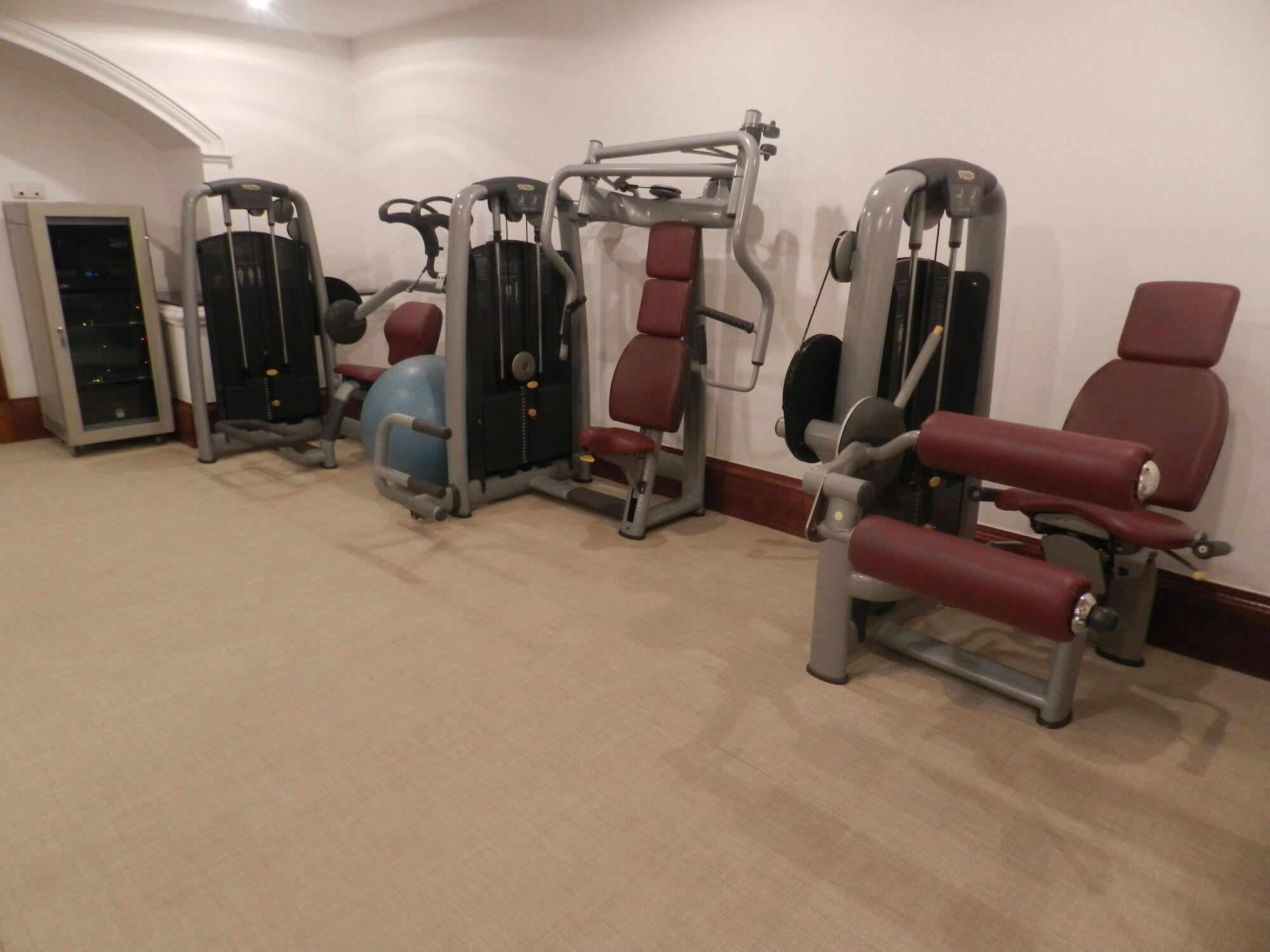 Hotel The Taj Mahal Tower, Bombay Esterno foto Leg extension machine (right)